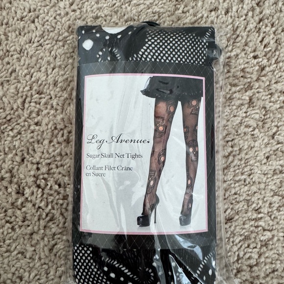 Leg Avenue Vixen Pirate Wench Costume - Picture 4 of 6